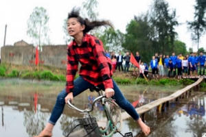 Cười đau ruột với màn thi đi xe đạp qua cầu khỉ ở Nghệ An