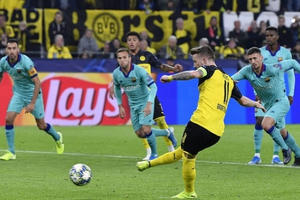 Reus đá hỏng phạt đền, Barcelona may mắn cầm hòa Dortmund
