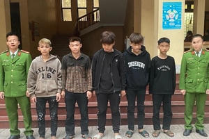 Bắt 5 thanh niên ném vỡ kính nhiều xe khách trên Quốc lộ