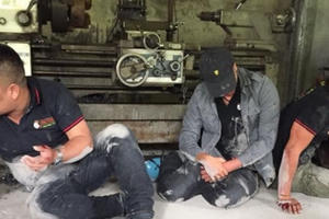 Đòi nợ thuê bị con nợ đánh bầm dập, bắt quỳ lạy: Cha đánh, con livestream lên facebook