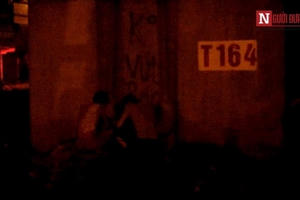 Hà Nội: Hãi hùng cảnh hút chích ngay giữa đường