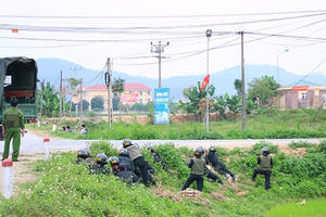 Đòn tâm lý của cảnh sát với nhóm buôn ma túy cầm súng cố thủ