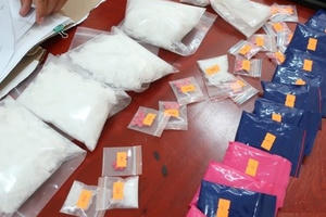 Ép chặt chiếc xe bán tải, tóm gọn con nghiện cùng lô “hàng trắng” khủng