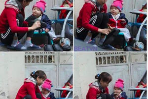 Ảnh hai mẹ con đánh giầy trên phố giáp Tết thu hút hàng ngàn lượt cảm xúc