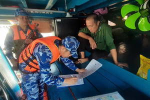 BTL Vùng Cảnh sát biển 4 bắt giữ tàu cá vận chuyển trái phép khoảng 60.000 lít dầu Diesel trên biển BTL Vùng Cảnh sát biển 4 bắt giữ tàu cá vận chuyển trái phép khoảng 60.000 lít dầu Diesel trên biển