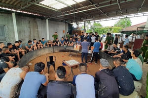 Triệt xoá tụ điểm đá gà ăn tiền với hơn 40 người tham gia thu giữ hàng trăm triệu đồng