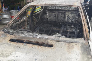 TP HCM: Ô tô bốc cháy ngùn ngụt, tài xế tháo chạy thoát thân