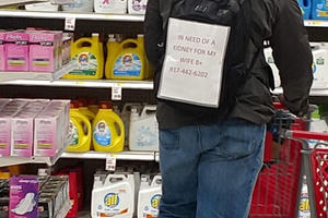 Chồng đeo bảng đi khắp nơi tìm người hiến thận cho vợ Chồng đeo bảng đi khắp nơi tìm người hiến thận cho vợ