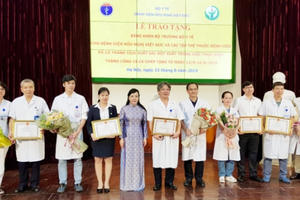 Bộ trưởng Y tế khen thưởng  êkip ghép tạng 15 ca/tuần