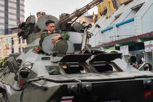 Myanmar "căng như dây đàn", xe tăng triển khai trên các đường phố