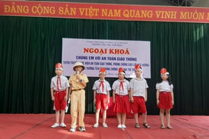 Công an TP Cẩm Phả tuyên truyền, phổ biến luật ATGT và phòng chống xâm hại trẻ em Công an TP Cẩm Phả tuyên truyền, phổ biến luật ATGT và phòng chống xâm hại trẻ em