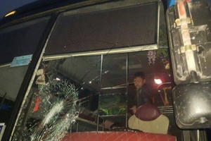 “Côn đồ” chặn đầu xe khách đập phá khiến hàng chục hành khách hoảng sợ