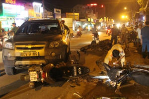 Phó đội trưởng đội trinh sát lái ô tô tông hàng loạt xe máy Phó đội trưởng đội trinh sát lái ô tô tông hàng loạt xe máy