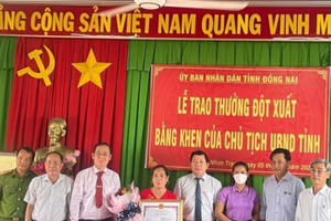 Trao Bằng khen đột xuất của Chủ tịch UBND tỉnh Đồng Nai cho nữ lao công không tham của rơi