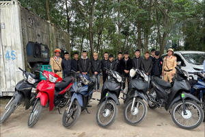 Xử phạt 12 thanh niên đi đón bạn mãn hạn tù gây náo loạn đường phố