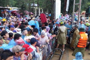 Quảng Ninh: Hàng nghìn du khách mắc kẹt trên đảo do ảnh hưởng của bão số 2