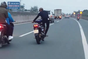 Clip: Nam thanh niên điều khiển xe máy “làm xiếc” trên quốc lộ 1A