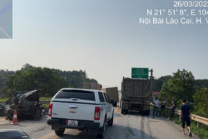 Dừng chờ sửa chữa mặt đường, bị xe tải đâm liên hoàn từ phía sau