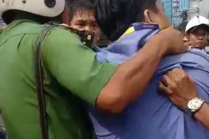 Thanh niên mặc áo Grab bị tài xế xe buýt đâm trọng thương