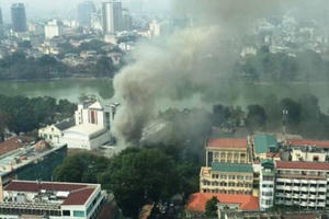 Lửa bốc cháy dữ dội tại Cung thiếu nhi Hà Nội