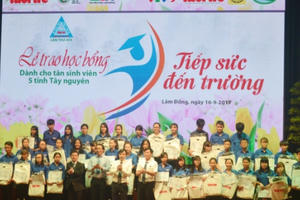 Lâm Đồng: Trao 177 suất học bổng cho tân sinh viên vượt khó vùng Tây Nguyên