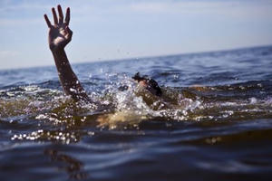 Về nhà không thấy con, người mẹ vội vã đi tìm thì đau đớn khi phát hiện 2 con dưới ao nước