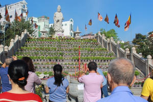Người dân TP HCM nô nức đi lễ chùa trong ngày đầu năm mới