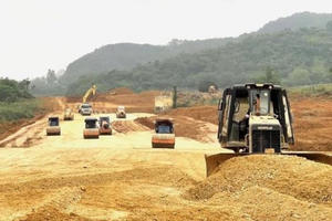 Cao tốc PPP 'rùa bò' vì PMU 'dán mắt' vào dự án công?