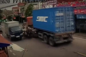 Thót tim clip 2 thanh bị kẹp giữa container và xe tải