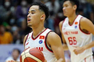 Chật kín khán giả cổ vũ cho đội tuyển bóng rổ Việt Nam trước đương kim vô địch Philippines