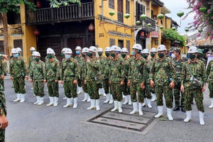 Binh chủng hóa học phun hóa chất khử trùng toàn bộ Hội An