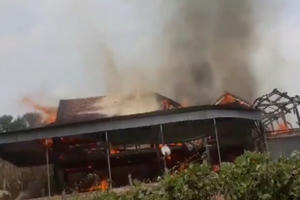 Nhà sàn 5 gian cháy dữ dội một người bị thiêu chết