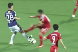 Rợn người với pha bỏ bóng đạp người của Tăng Tiến đối với Đỗ Duy Mạnh