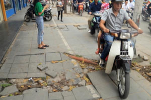 Lát vỉa hè đá 'bền vững 70 năm' mới 2 năm bật tung, vỡ nát Lát vỉa hè đá 'bền vững 70 năm' mới 2 năm bật tung, vỡ nát