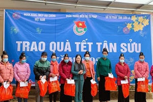 Đoàn Thanh niên Bộ Tư Pháp: Trao những món quà thiết thực đến với bà con vùng cao dịp giáp Tết