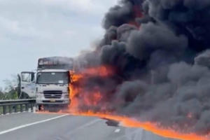 Xe tải chở dầu nhớt phát hoả khiến "biển lửa" bao trùm trên cao tốc Trung Lương