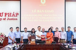 Bộ Tư pháp: Bàn giao công tác phụ trách quản lý xử lý vi phạm hành chính và theo dõi thi hành pháp luật Bộ Tư pháp: Bàn giao công tác phụ trách quản lý xử lý vi phạm hành chính và theo dõi thi hành pháp luật