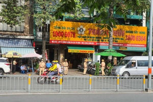 Công an đồng loạt kiểm tra nhà xe Thành Bưởi Công an đồng loạt kiểm tra nhà xe Thành Bưởi