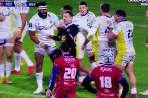 Cả gan bế thốc trọng tài lên, cầu thủ nhận cái kết đắng