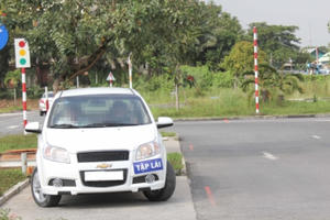 TP HCM: Đình chỉ tuyển sinh 5 cơ sở đào tạo lái xe có giáo viên dùng chứng chỉ giả TP HCM: Đình chỉ tuyển sinh 5 cơ sở đào tạo lái xe có giáo viên dùng chứng chỉ giả