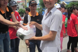 Hàng nghìn suất cơm miễn phí đến với các thí sinh có hoàn cảnh khó khăn