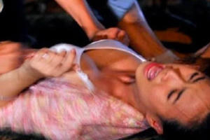 Kinh hoàng nơi "động quỷ": Chủ quán karaoke tra tấn nữ nhân viên như thời trung cổ để ép bán dâm