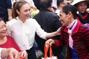 Mỹ Tâm xúc động khi trao quà Tết ở quê nhà