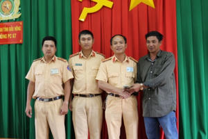 Đăk Nông: CSGT trao trả tài sản cho người dân bị đánh rơi