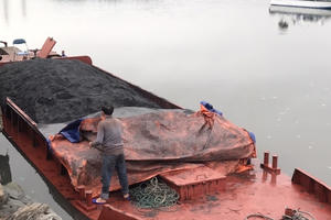 Quảng Ninh: Bắt giữ tàu vỏ thép chở hàng chục tấn than cám trái phép