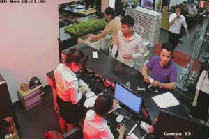 [Clip]: Nam thanh niên "cố tình lấy nhầm" Iphone 6s tại Nhất Nướng