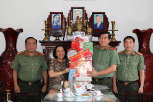 Giám đốc Công an tỉnh An Giang thăm và tặng quà các gia đình chính sách nhân dịp 27/7
