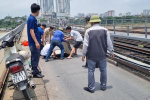 Thực hư nguyên nhân cầu Long Biên bị thủng do xe ba gác?