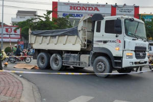 Bình Dương: Xe ben ôm cua cán 1 người tử vong