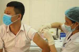 Chiều 3/4: Nghiên cứu, tham khảo quốc tế việc tiêm vaccine phòng COVID-19 mũi 4 và cho trẻ dưới 5 tuổi